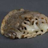 Zweifarbig braunbeige Jade Schnitzerei "Junge fängt riesigen Karpfen", China, Qing Dynastie, 7,8x6cm - photo 3