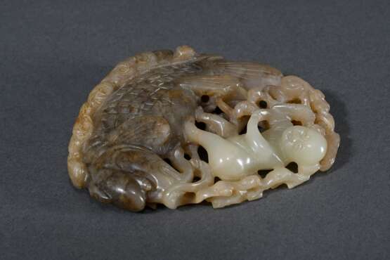 Zweifarbig braunbeige Jade Schnitzerei "Junge fängt riesigen Karpfen", China, Qing Dynastie, 7,8x6cm - photo 3