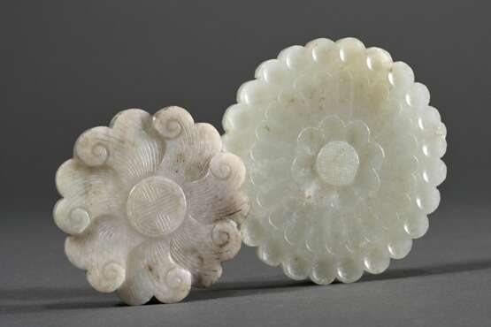2 Diverse Teile chinesische Jade Anhänger und Schließe in Blütenform, Ø 7,5/5,6cm - photo 1