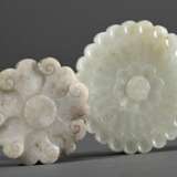 2 Diverse Teile chinesische Jade Anhänger und Schließe in Blütenform, Ø 7,5/5,6cm - photo 1