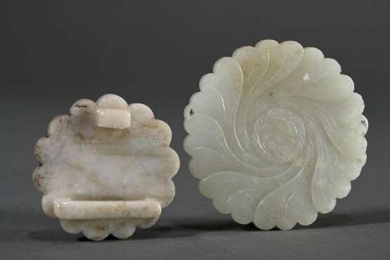2 Diverse Teile chinesische Jade Anhänger und Schließe in Blütenform, Ø 7,5/5,6cm - photo 2