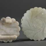 2 Diverse Teile chinesische Jade Anhänger und Schließe in Blütenform, Ø 7,5/5,6cm - photo 2
