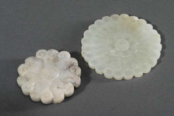 2 Diverse Teile chinesische Jade Anhänger und Schließe in Blütenform, Ø 7,5/5,6cm - photo 3