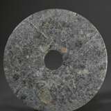 Bi-Scheibe mit 5 archaischen Schriftzeichen, China um 1900, Ø 22,5cm - photo 2
