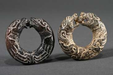 2 Diverse chinesische Grabbeigaben aus beschnitzter dunkler Jade „Fabeltier Ringe“, Ø 5,5cm
