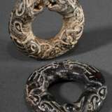 2 Diverse chinesische Grabbeigaben aus beschnitzter dunkler Jade „Fabeltier Ringe“, Ø 5,5cm - Foto 2