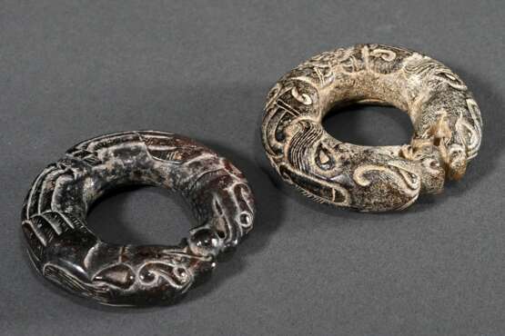2 Diverse chinesische Grabbeigaben aus beschnitzter dunkler Jade „Fabeltier Ringe“, Ø 5,5cm - Foto 3