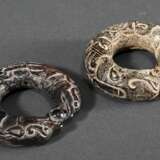 2 Diverse chinesische Grabbeigaben aus beschnitzter dunkler Jade „Fabeltier Ringe“, Ø 5,5cm - Foto 3