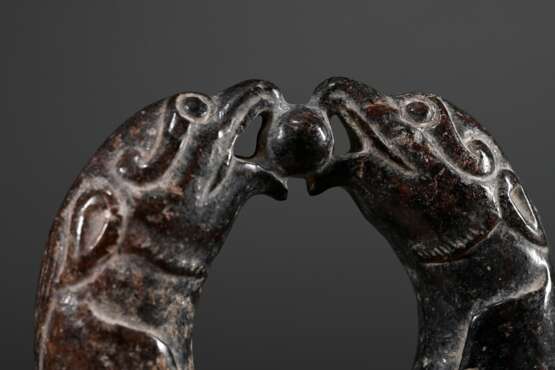 2 Diverse chinesische Grabbeigaben aus beschnitzter dunkler Jade „Fabeltier Ringe“, Ø 5,5cm - Foto 5