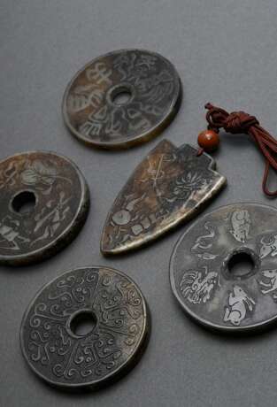 5 Diverse Teile chinesische Jade Cashmünzen (Ø 5,4-5,8cm) und Anhänger (6,5x4cm) mit Reliefdarstellungen und Schriftzeichen nach archaischem Vorbild - photo 1