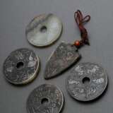 5 Diverse Teile chinesische Jade Cashmünzen (Ø 5,4-5,8cm) und Anhänger (6,5x4cm) mit Reliefdarstellungen und Schriftzeichen nach archaischem Vorbild - photo 2