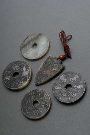 5 Diverse Teile chinesische Jade Cashmünzen (Ø 5,4-5,8cm) und Anhänger (6,5x4cm) mit Reliefdarstellungen und Schriftzeichen nach archaischem Vorbild - photo 2