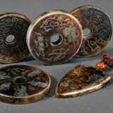 5 Diverse Teile chinesische Jade Cashmünzen (Ø 5,4-5,8cm) und Anhänger (6,5x4cm) mit Reliefdarstellungen und Schriftzeichen nach archaischem Vorbild - photo 3