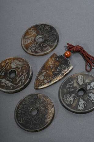5 Diverse Teile chinesische Jade Cashmünzen (Ø 5,4-5,8cm) und Anhänger (6,5x4cm) mit Reliefdarstellungen und Schriftzeichen nach archaischem Vorbild - photo 4