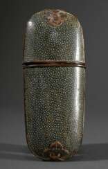 Ovoides Brillenetui mit grün gefärbter Rochenhaut überzogen und Kupfer Beschlägen, China 19.Jh., L. 18cm
