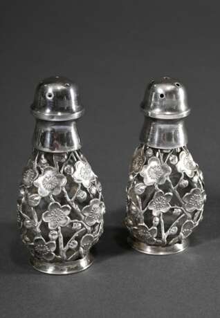 Paar chinesische Pfeffer- und Salzstreuer mit floralem Silber 950 Overlay, Fuß punziert, H. 7,5cm - photo 1