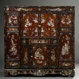 Chinesischer Kabinettschrank mit feinen Perlmutt Intarsien „Garten- und Landschaftsszenen“, kastiger Korpus mit Schüben und Doppeltüren, Kanton Ende 19.Jh., 130,5x129,5x47,5cm, Einlagen z.T. ergänzt - photo 1