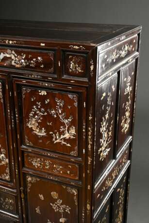 Chinesischer Kabinettschrank mit feinen Perlmutt Intarsien „Garten- und Landschaftsszenen“, kastiger Korpus mit Schüben und Doppeltüren, Kanton Ende 19.Jh., 130,5x129,5x47,5cm, Einlagen z.T. ergänzt - photo 2