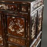 Chinesischer Kabinettschrank mit feinen Perlmutt Intarsien „Garten- und Landschaftsszenen“, kastiger Korpus mit Schüben und Doppeltüren, Kanton Ende 19.Jh., 130,5x129,5x47,5cm, Einlagen z.T. ergänzt - photo 2