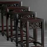 4 Diverse ineinander passende eckige Blackwood Stands mit geschnitzter Zarge, China 20.Jh., H. 19x11x11-29x22x22cm - photo 1