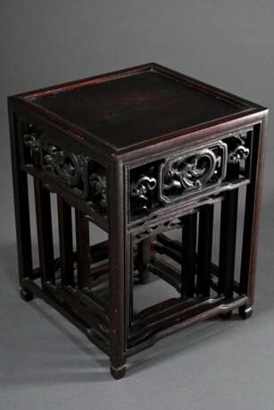 4 Diverse ineinander passende eckige Blackwood Stands mit geschnitzter Zarge, China 20.Jh., H. 19x11x11-29x22x22cm - photo 2
