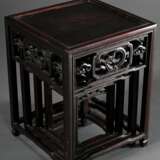 4 Diverse ineinander passende eckige Blackwood Stands mit geschnitzter Zarge, China 20.Jh., H. 19x11x11-29x22x22cm - photo 2