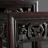 4 Diverse ineinander passende eckige Blackwood Stands mit geschnitzter Zarge, China 20.Jh., H. 19x11x11-29x22x22cm - photo 4