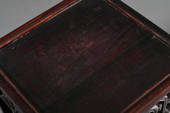 4 Diverse ineinander passende eckige Blackwood Stands mit geschnitzter Zarge, China 20.Jh., H. 19x11x11-29x22x22cm - photo 5