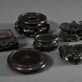6 Diverse chinesische Stands in runder und eckiger Form, Blackwood geschnitzt, Anfang 20.Jh., H. 2,3-5cm - photo 1