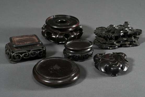 6 Diverse chinesische Stands in runder und eckiger Form, Blackwood geschnitzt, Anfang 20.Jh., H. 2,3-5cm - photo 1