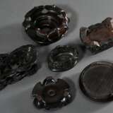 6 Diverse chinesische Stands in runder und eckiger Form, Blackwood geschnitzt, Anfang 20.Jh., H. 2,3-5cm - photo 2
