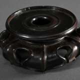 6 Diverse chinesische Stands in runder und eckiger Form, Blackwood geschnitzt, Anfang 20.Jh., H. 2,3-5cm - photo 5