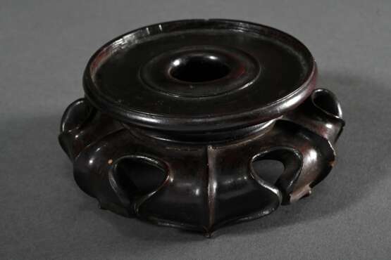 6 Diverse chinesische Stands in runder und eckiger Form, Blackwood geschnitzt, Anfang 20.Jh., H. 2,3-5cm - photo 5
