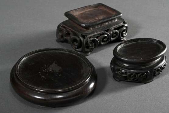 6 Diverse chinesische Stands in runder und eckiger Form, Blackwood geschnitzt, Anfang 20.Jh., H. 2,3-5cm - photo 6