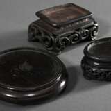 6 Diverse chinesische Stands in runder und eckiger Form, Blackwood geschnitzt, Anfang 20.Jh., H. 2,3-5cm - photo 6