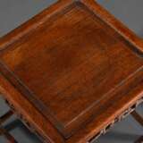 3 Diverse fein geschnitzte chinesische Stands in verschiedenen Formen und Hölzern: rautenförmig (15,5x21,5cm), rund (Ø 18,5cm) und quadratisch (20x18x18cm) - photo 3