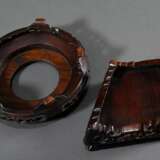 3 Diverse fein geschnitzte chinesische Stands in verschiedenen Formen und Hölzern: rautenförmig (15,5x21,5cm), rund (Ø 18,5cm) und quadratisch (20x18x18cm) - photo 5