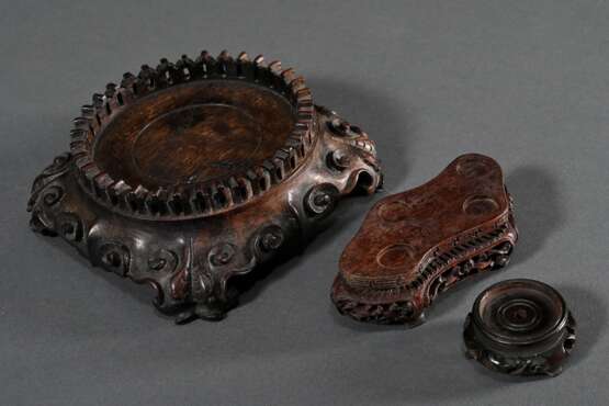 3 Diverse fein geschnitzte chinesische Redwood Stands in verschiedenen Formen, um 1900/1920, Ø 4,5/14cm, 10,5x6cm - Foto 1