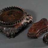 3 Diverse fein geschnitzte chinesische Redwood Stands in verschiedenen Formen, um 1900/1920, Ø 4,5/14cm, 10,5x6cm - Foto 1