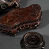 3 Diverse fein geschnitzte chinesische Redwood Stands in verschiedenen Formen, um 1900/1920, Ø 4,5/14cm, 10,5x6cm - Foto 2