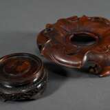 2 Fein geschnitzte chinesische Redwood Stands, um 1920, Ø 9/16,5cm, rest. - photo 1