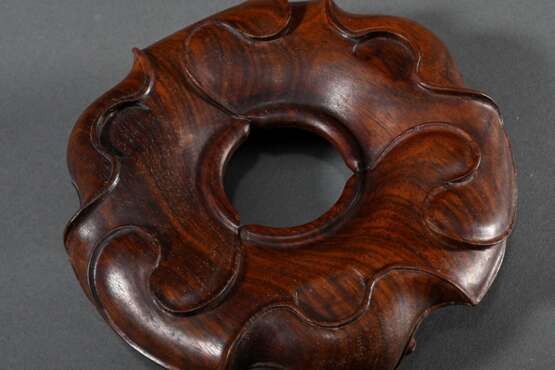 2 Fein geschnitzte chinesische Redwood Stands, um 1920, Ø 9/16,5cm, rest. - photo 2