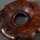 2 Fein geschnitzte chinesische Redwood Stands, um 1920, Ø 9/16,5cm, rest. - photo 2