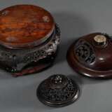 3 Diverse fein geschnitzte chinesische Redwood Deckel (Ø 7/7,5cm, Knauf verloren) und Stand (Ø 21cm) in feiner floraler Durchbruch Schnitzerei, 19.Jh. - Foto 1