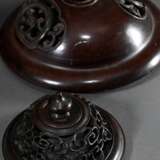 3 Diverse fein geschnitzte chinesische Redwood Deckel (Ø 7/7,5cm, Knauf verloren) und Stand (Ø 21cm) in feiner floraler Durchbruch Schnitzerei, 19.Jh. - Foto 3