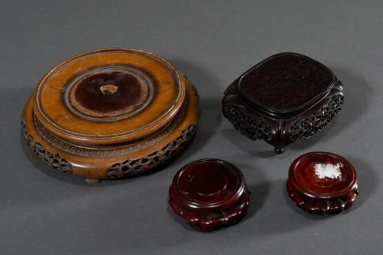 4 Diverse fein geschnitzte chinesische Stands in verschiedenen Formen und Hölzern, 19./20.Jh., Ø 6,5/18,5cm/12,5x10,5cm, 1 kleine Fehlstelle - photo 1