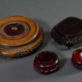 4 Diverse fein geschnitzte chinesische Stands in verschiedenen Formen und Hölzern, 19./20.Jh., Ø 6,5/18,5cm/12,5x10,5cm, 1 kleine Fehlstelle - photo 1