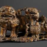 Chinesische Schnitzerei „Fo Hund mit Jungem“, Holz vergoldet mit eingesetzten Glasaugen, um 1900, 18,5x29,5x13,5cm, etwas defekt - photo 1