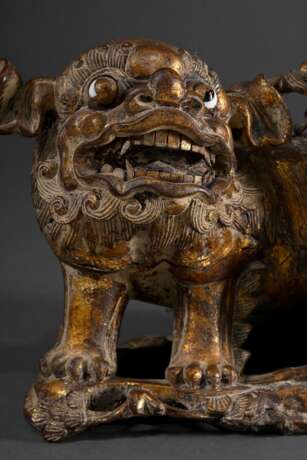 Chinesische Schnitzerei „Fo Hund mit Jungem“, Holz vergoldet mit eingesetzten Glasaugen, um 1900, 18,5x29,5x13,5cm, etwas defekt - photo 2