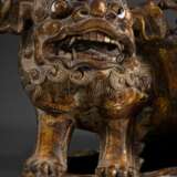 Chinesische Schnitzerei „Fo Hund mit Jungem“, Holz vergoldet mit eingesetzten Glasaugen, um 1900, 18,5x29,5x13,5cm, etwas defekt - photo 2